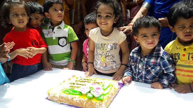 Birthday Celebrations of Dr. Chenraj Roychand - Chairman, The
Jain Group of Industries. Conducted by SMILES along with Jain Toddlers,
Tadbund Branch, Secunderabad.